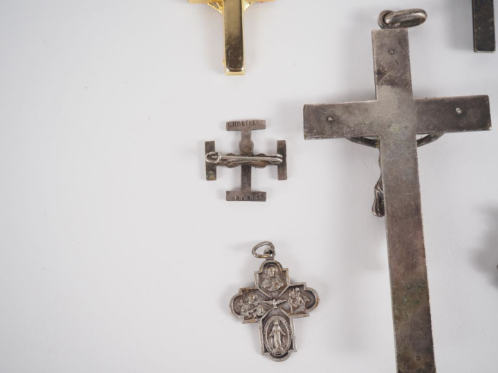 Ensemble comprenant :  - un crucifix de berceau en métal argenté - deu