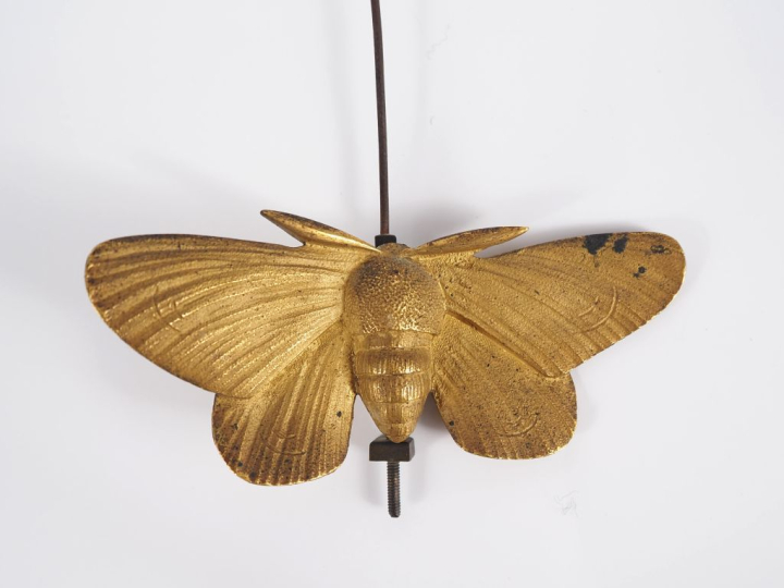 Balancier de pendule XIXème en bronze doré figurant un papillon. Dim. 