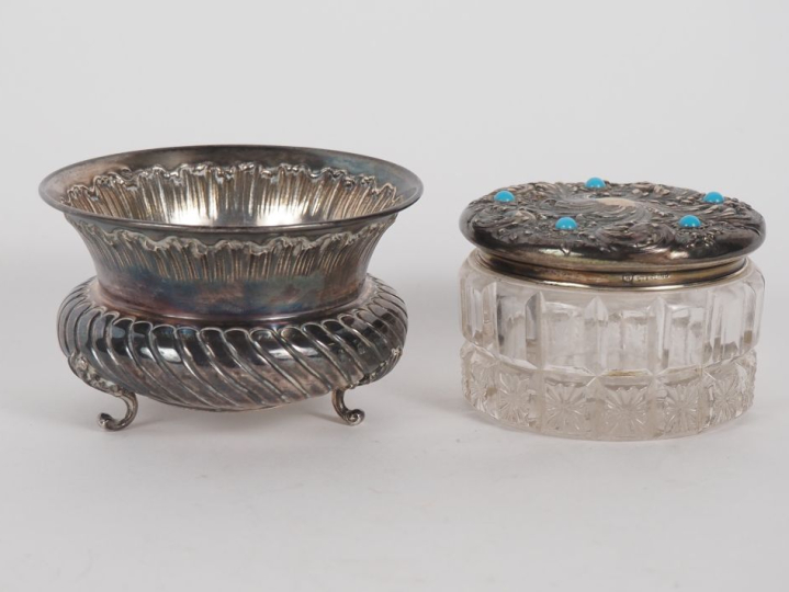 Vide-poche en argent 925 à décor de côtes torses, piètement tripode. P