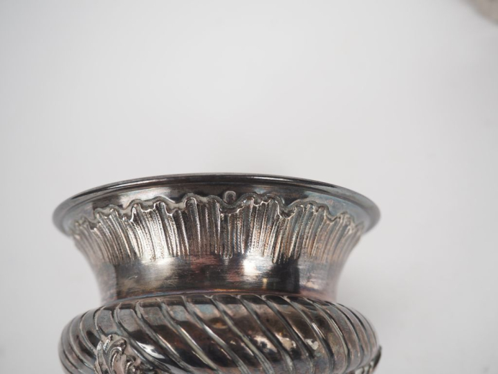 Vide-poche en argent 925 à décor de côtes torses, piètement tripode. P