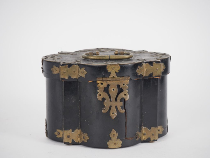 Boîte à bijoux Napoléon III en bois noirci, ornementation de laiton à 