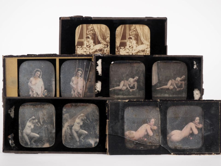 10 différentes plaques daguerréotypes érotiques. Dim. 8,5 x 17 cm.