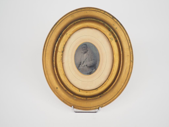 Daguerréotype dans un cadre en bois doré, "portrait d'homme". Dim. 7,5