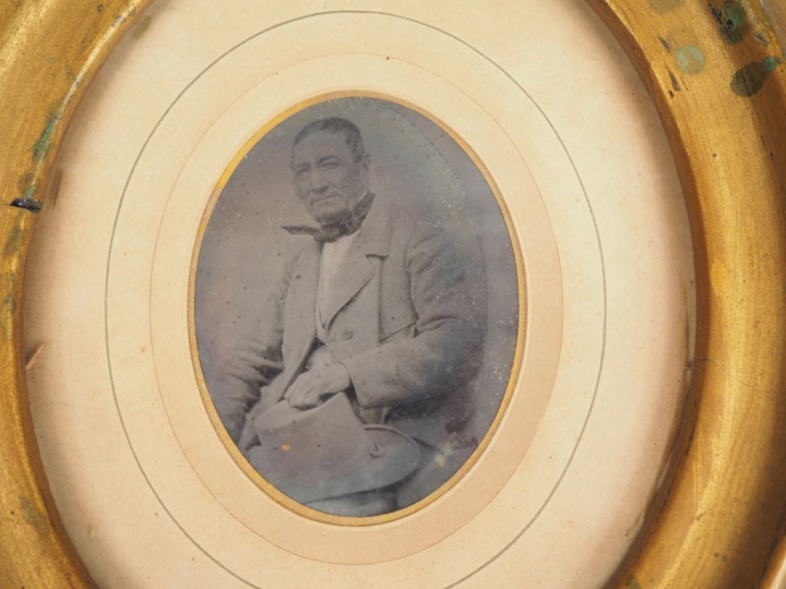 Daguerréotype dans un cadre en bois doré, "portrait d'homme". Dim. 7,5