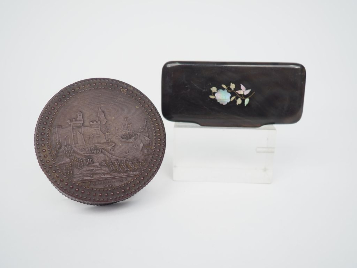 Boîte couverte figurant Saint Christophile datée 1782. Diam. 7,5 cm.  