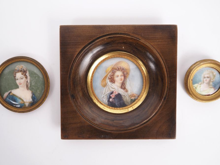 Trois différentes miniatures 1900, "portraits de femmes", dans des enc
