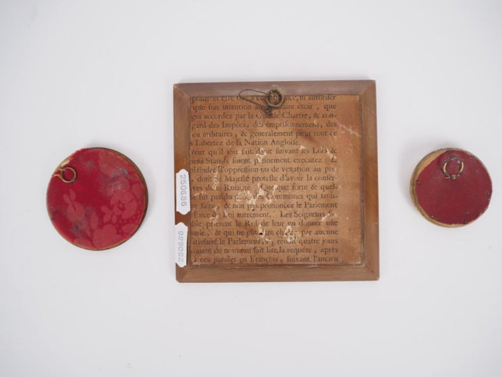 Trois différentes miniatures 1900, "portraits de femmes", dans des enc
