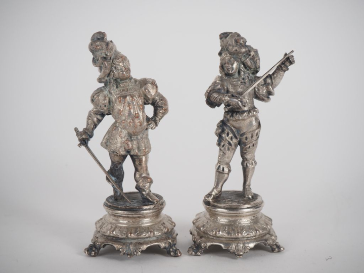 Paire sujets en métal argenté, "mousquetaires". H. 13 cm.