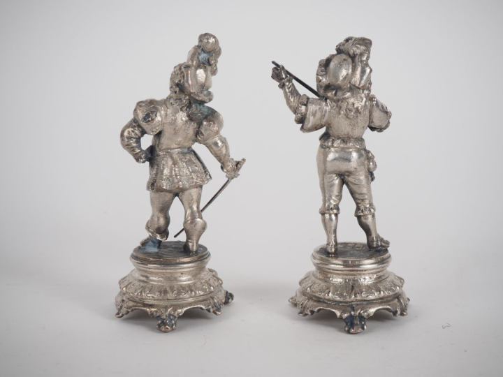 Paire sujets en métal argenté, "mousquetaires". H. 13 cm.