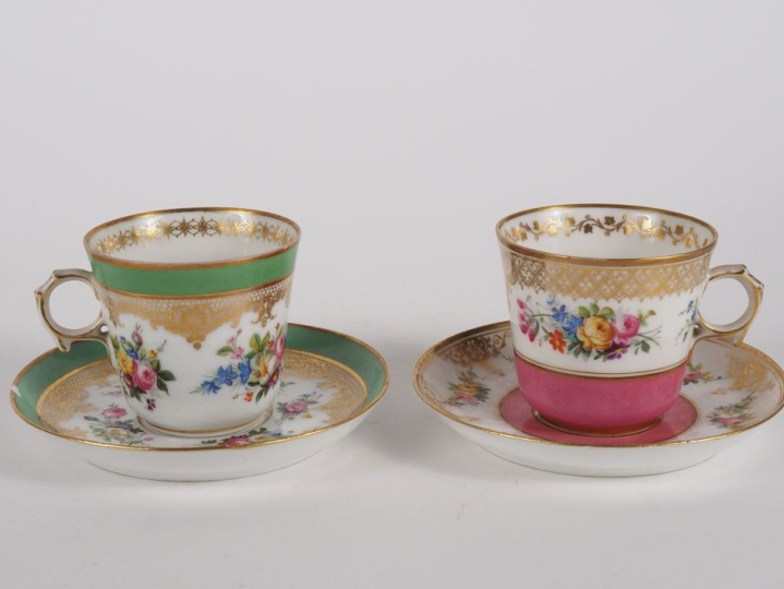 Sevres (dans le goût de). Deux différentes tasses et sous tasses en po