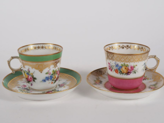 Vente aux enchères Sevres (dans le goût de). Deux différentes tasses et sous tasses en po