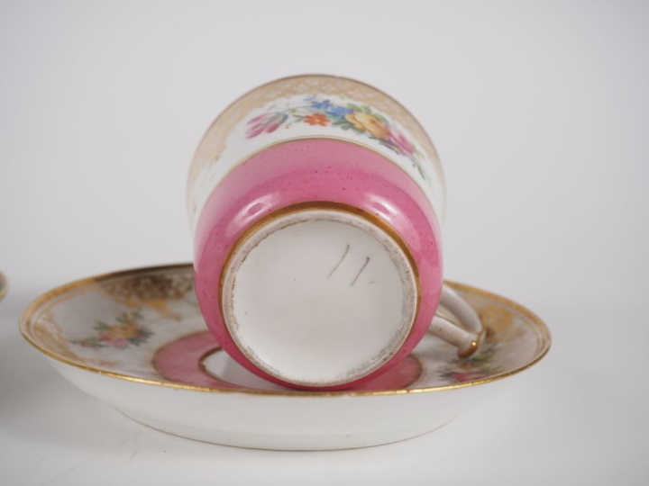 Sevres (dans le goût de). Deux différentes tasses et sous tasses en po