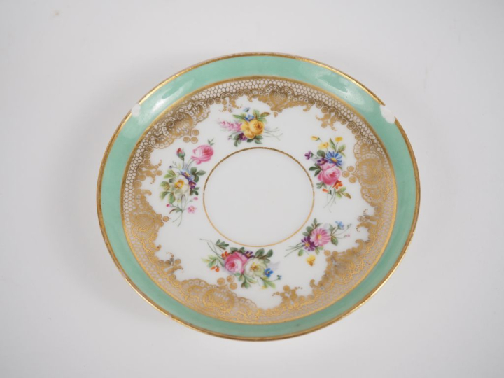 Sevres (dans le goût de). Deux différentes tasses et sous tasses en po