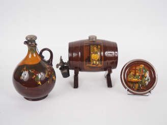 Vente aux enchères ROYAL DOULTON. Ensemble comprenant un cendrier, un pichet et une barri