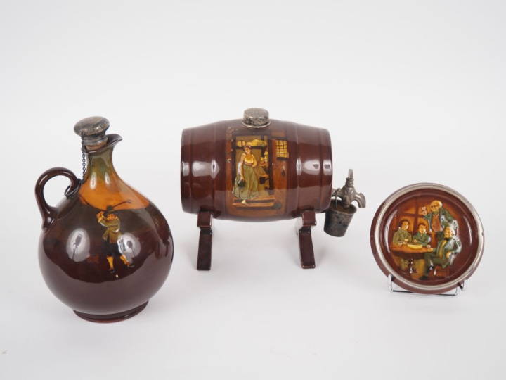 ROYAL DOULTON. Ensemble comprenant un cendrier, un pichet et une barri