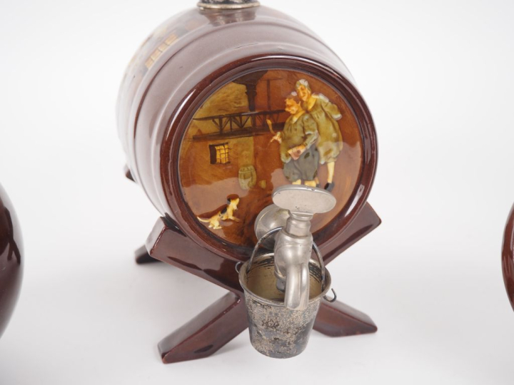 ROYAL DOULTON. Ensemble comprenant un cendrier, un pichet et une barri