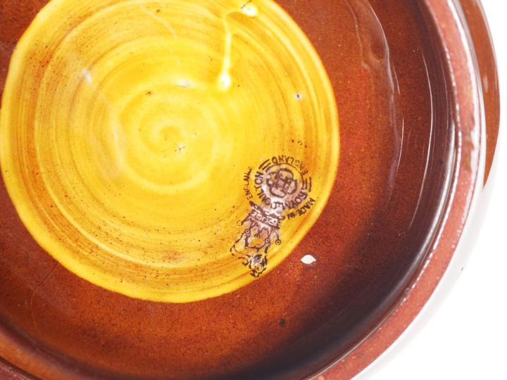 ROYAL DOULTON. Ensemble comprenant un cendrier, un pichet et une barri
