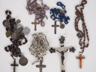 Vente aux enchères 	Ensemble de chapelets et un crucifix en métal et nacre. (accidents)