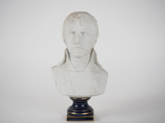 Vente aux enchères Buste de Napoléon en biscuit et porcelaine. H. 26 cm.