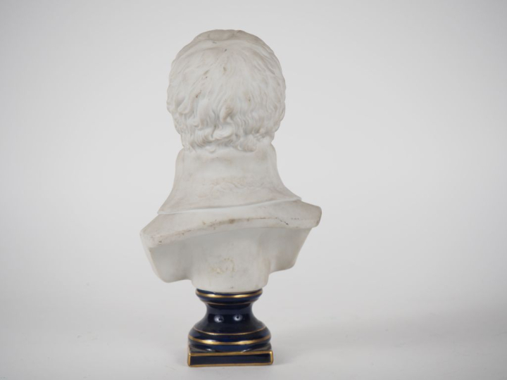 Buste de Napoléon en biscuit et porcelaine. H. 26 cm.