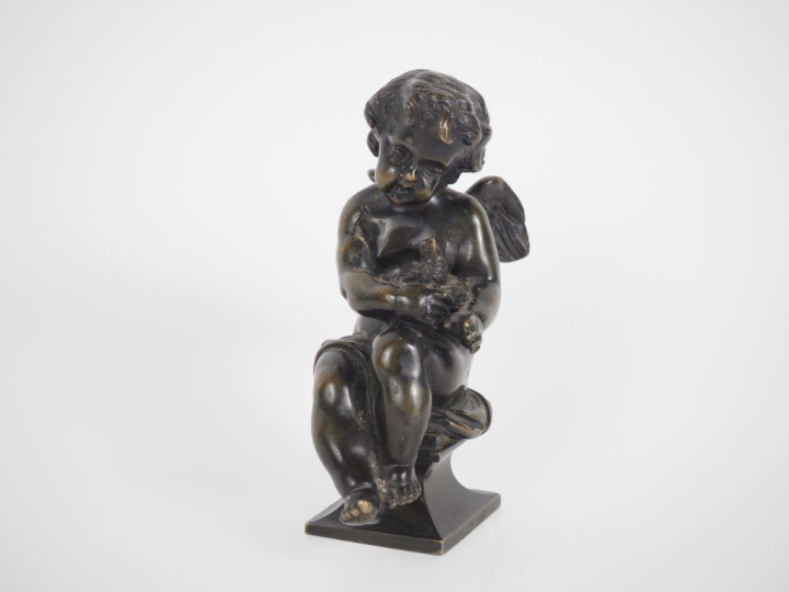 Sujet en bronze fin XIXème, "angelot à la colombe". H. 13 cm.