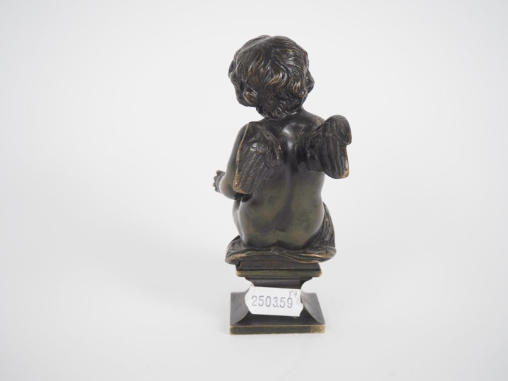 Sujet en bronze fin XIXème, "angelot à la colombe". H. 13 cm.