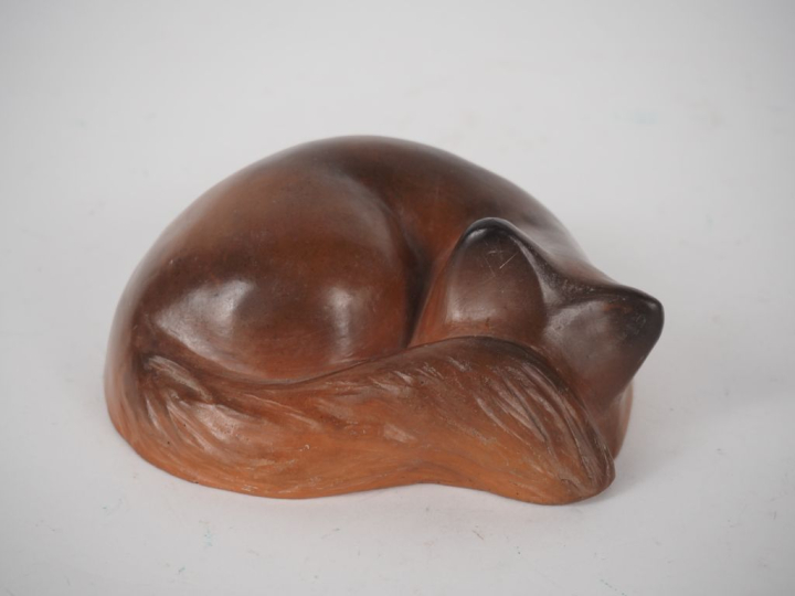 Sujet en céramique Xxème, "renard endormi". Monogrammé. Dim. 5 x 12 x 