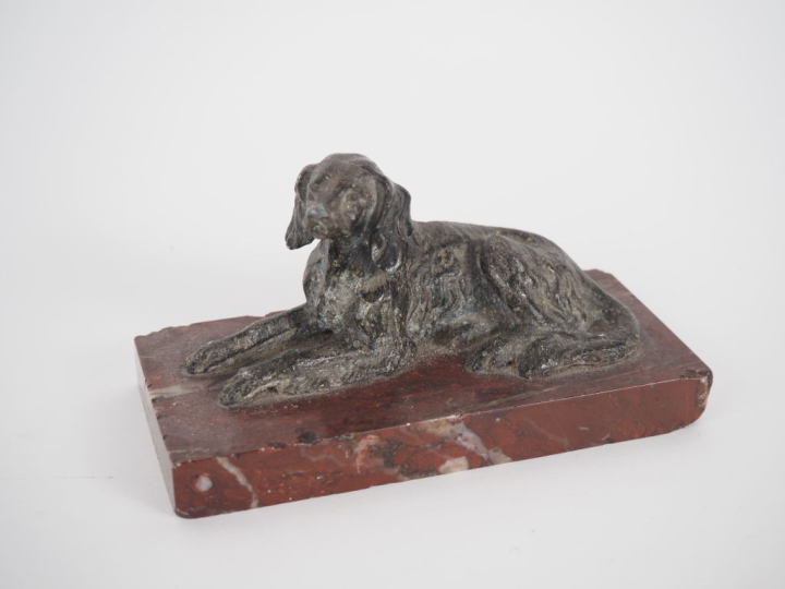 Ecole française 1900. "Chien de chasse au repos". Sujet en regule sur 