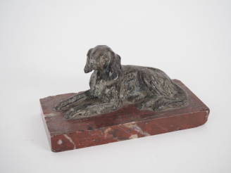 Vente aux enchères Ecole française 1900. "Chien de chasse au repos". Sujet en regule sur 