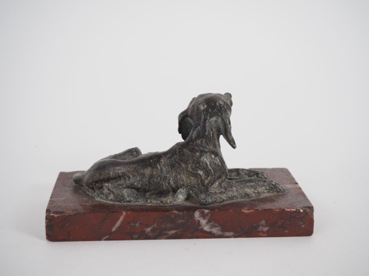 Ecole française 1900. "Chien de chasse au repos". Sujet en regule sur 