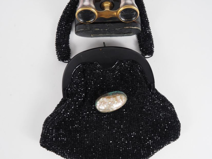 Jumelles de théâtre 1900 en laiton et nacre, avec étui en cuir.  On y 