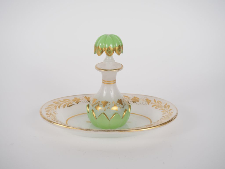 Flacon de parfum XIXème en opaline blanche et verte à décor de fleurs,