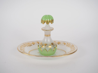 Vente aux enchères Flacon de parfum XIXème en opaline blanche et verte à décor de fleurs,
