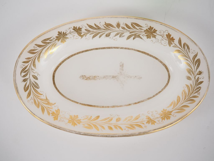 Flacon de parfum XIXème en opaline blanche et verte à décor de fleurs,