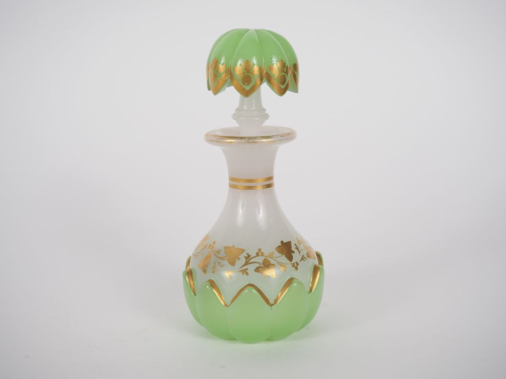 Flacon de parfum XIXème en opaline blanche et verte à décor de fleurs,