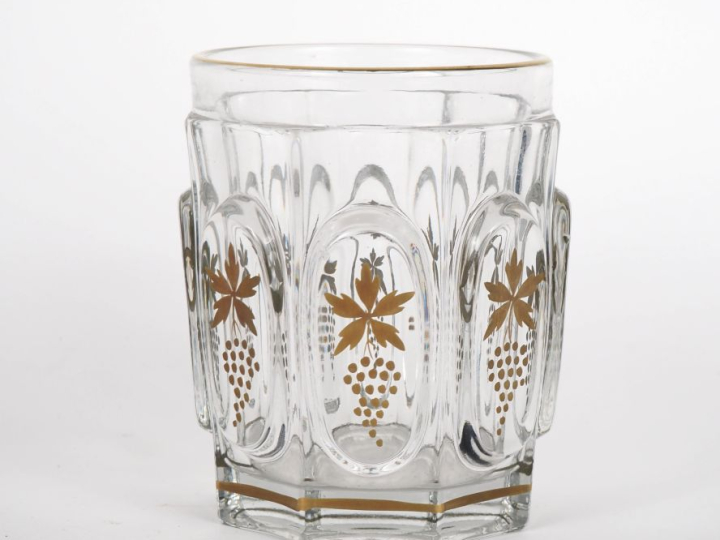Verre de toilette 1900 en cristal taillé à décor de pampres et de lise