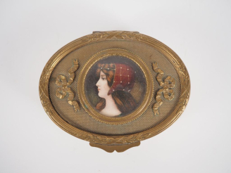 Vente aux enchères Boîte à bijoux 1900 de style Louis XVI en laiton doré, ornée en son ce