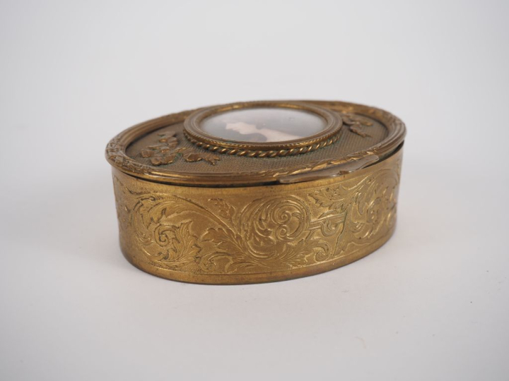 Boîte à bijoux 1900 de style Louis XVI en laiton doré, ornée en son ce