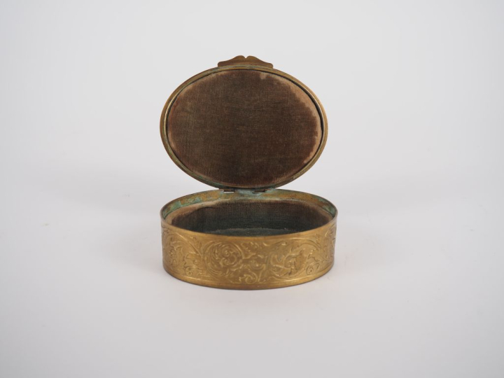 Boîte à bijoux 1900 de style Louis XVI en laiton doré, ornée en son ce