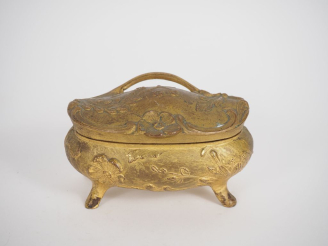 Vente aux enchères Boîte à bijoux de style Art Nouveau en bronze à décor de feuillages et