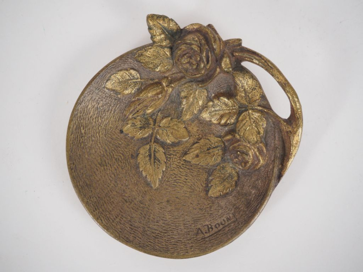 Boîte à bijoux de style Art Nouveau en bronze à décor de feuillages et