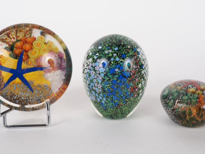 RAOS Peter Trois différents presse-papiers en sulfure à décor de fleur