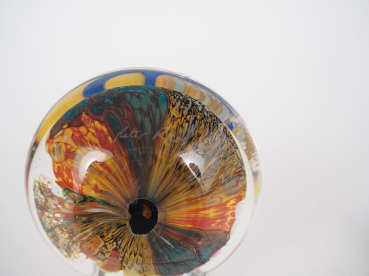 RAOS Peter Trois différents presse-papiers en sulfure à décor de fleur