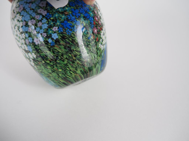 RAOS Peter Trois différents presse-papiers en sulfure à décor de fleur