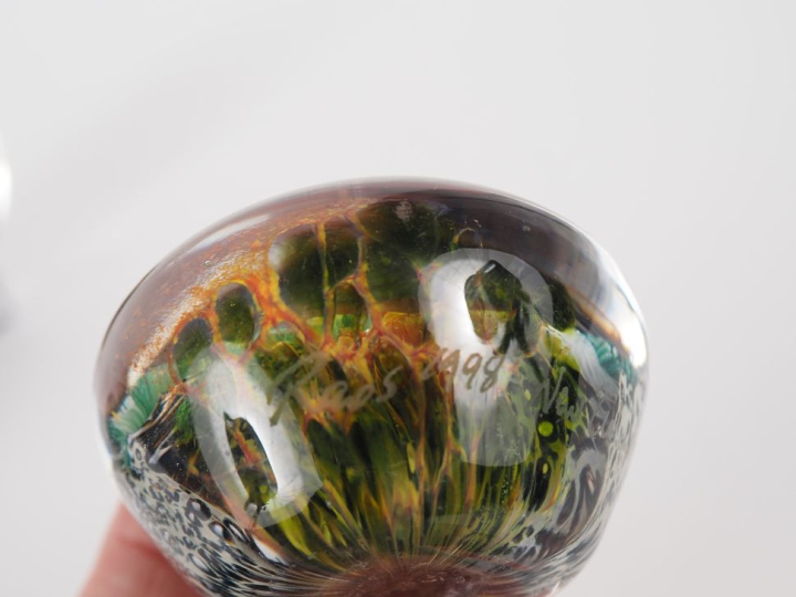 RAOS Peter Trois différents presse-papiers en sulfure à décor de fleur