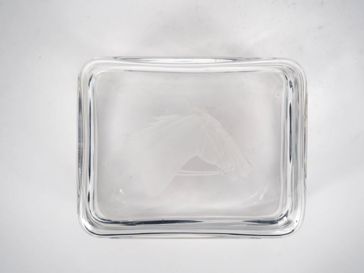 Boîte couverte en verre à décor gravé de buste d'étalon. Dim. 6 x 13 x