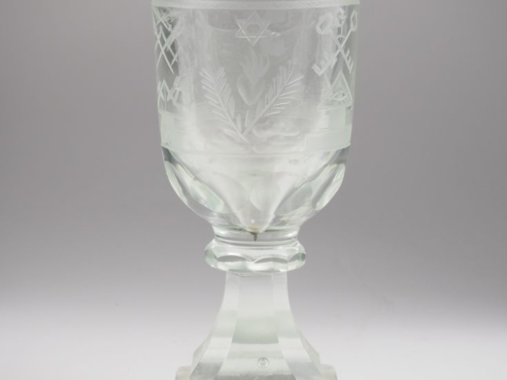 Coupe maçonnique en cristal taillé à décor gravé de temples et de symb