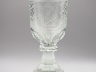 Vente aux enchères Coupe maçonnique en cristal taillé à décor gravé de temples et de symb