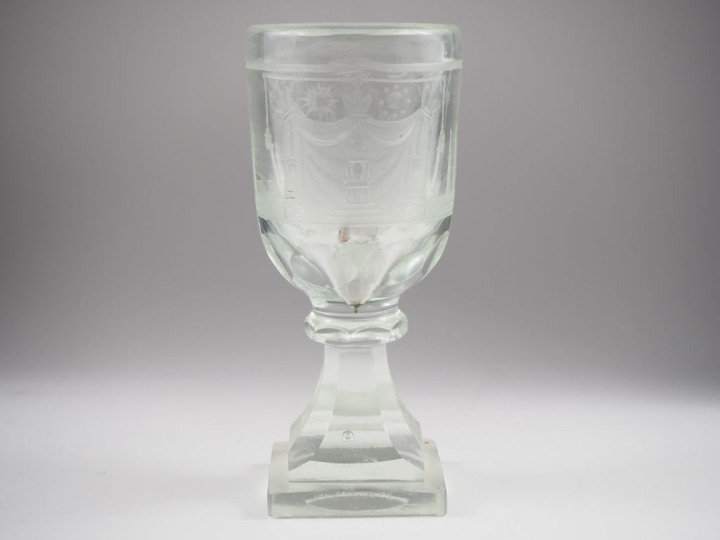 Coupe maçonnique en cristal taillé à décor gravé de temples et de symb