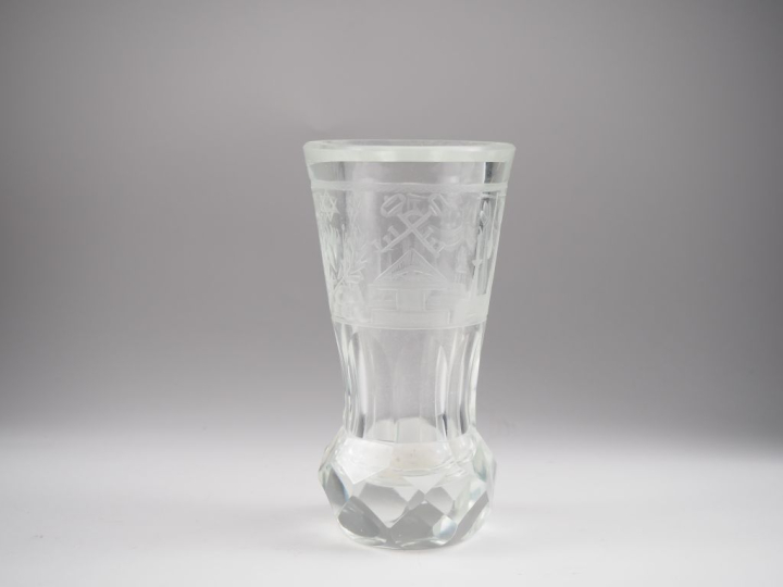 Verre maçonnique en cristal taillé à décor gravé de symboles maçonniqu